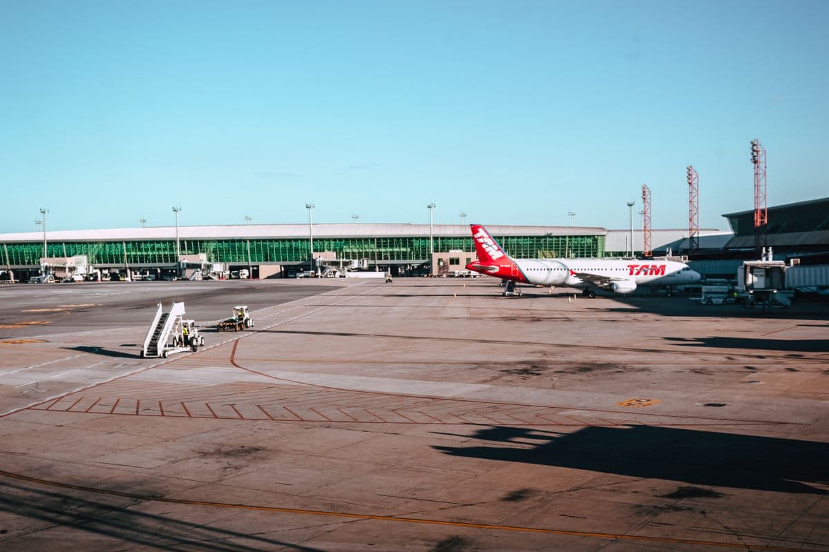 How Student Pilots Actually Make Enrolment Decisions (And the Marketing Moves That Win Them)