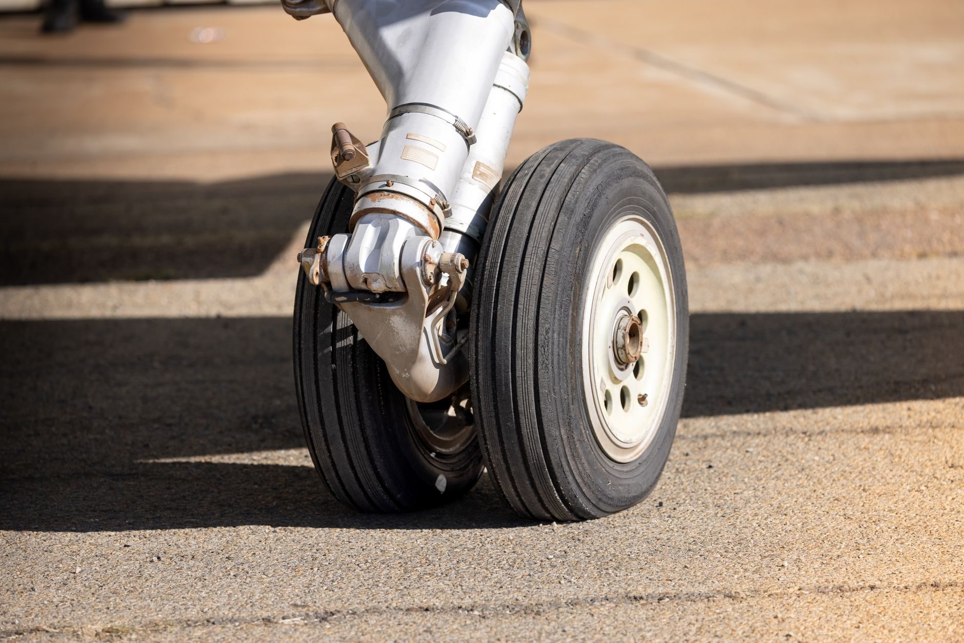 Aircraft main landing gear on the tarmac during turnaround